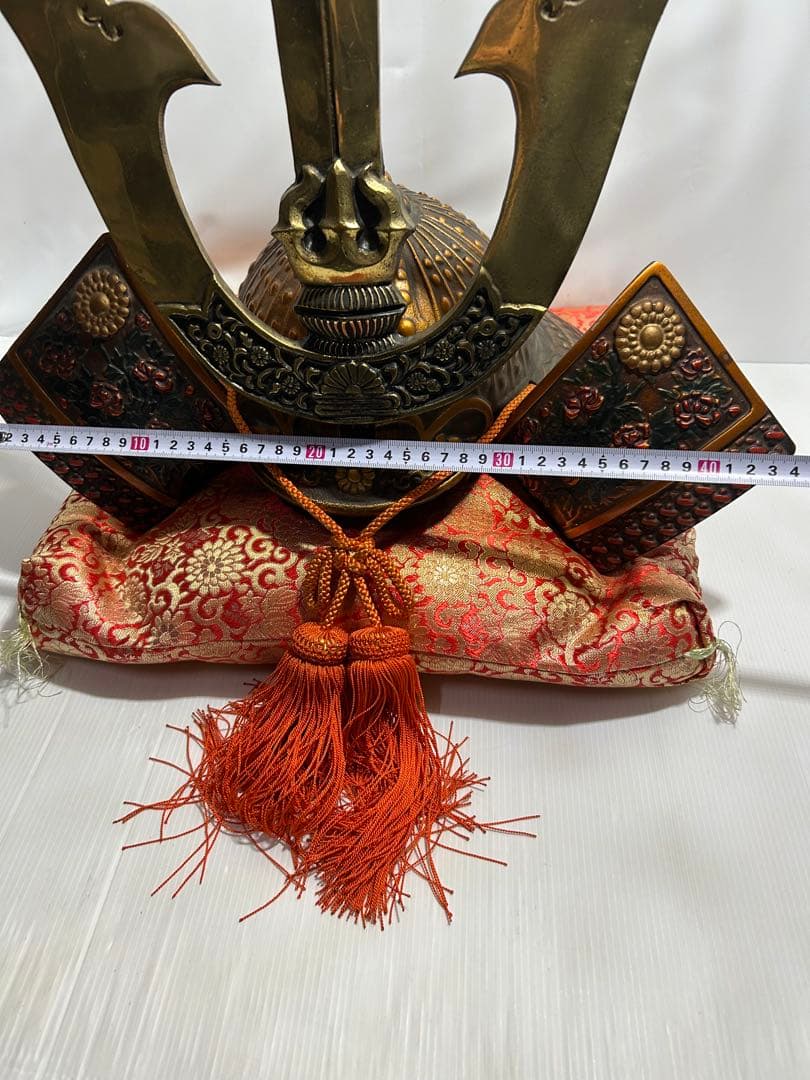 時代物 金属製 兜飾り 重量約9kg 座布団付 古美術