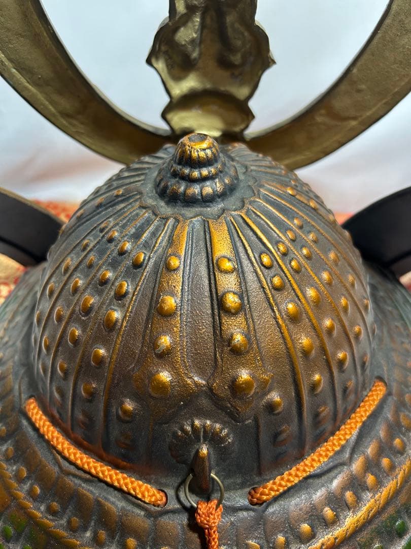 時代物 金属製 兜飾り 重量約9kg 座布団付 古美術