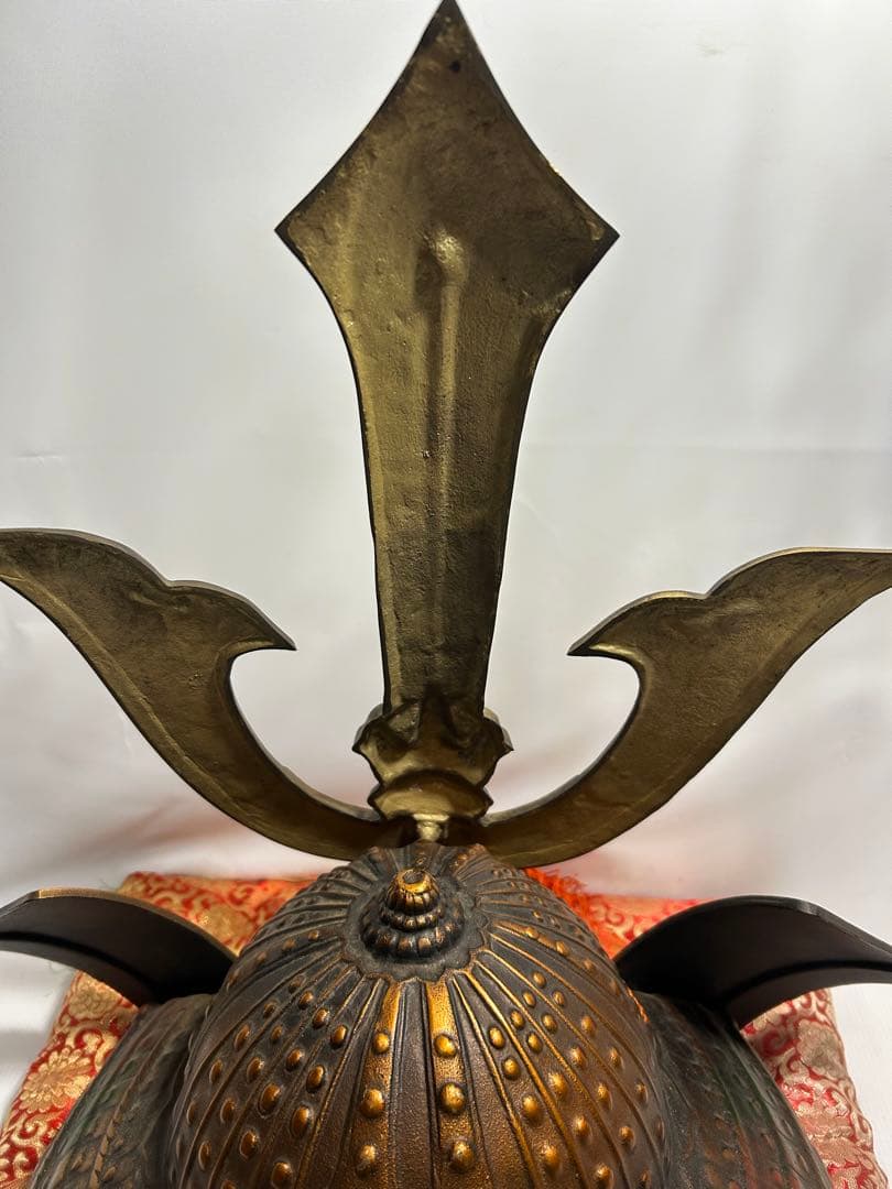 時代物 金属製 兜飾り 重量約9kg 座布団付 古美術