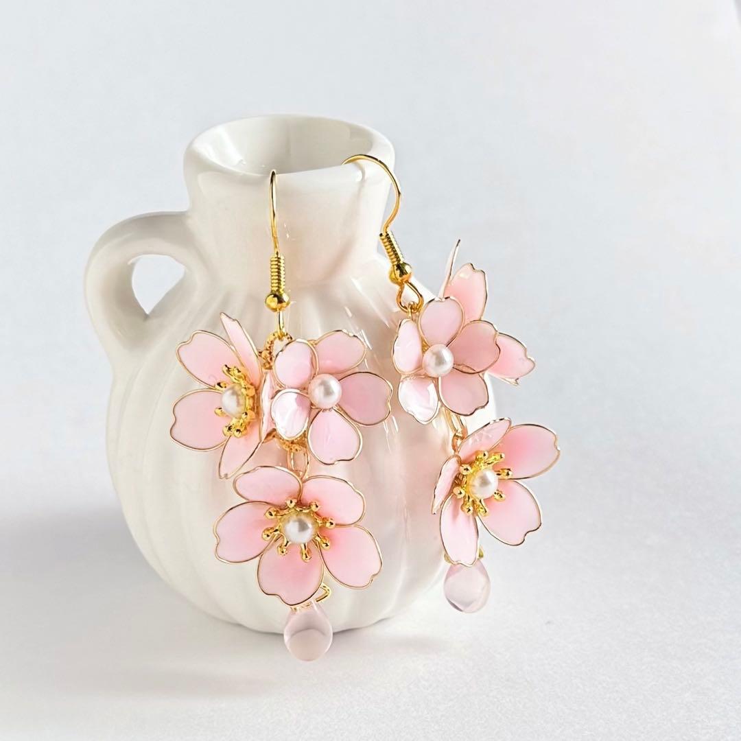 咲きこぼれ桜ボリュームピアス／イヤリング　ディップアート　華やか　大ぶり　和風