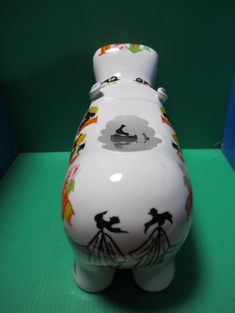 カラフルな陶器製カバの置物