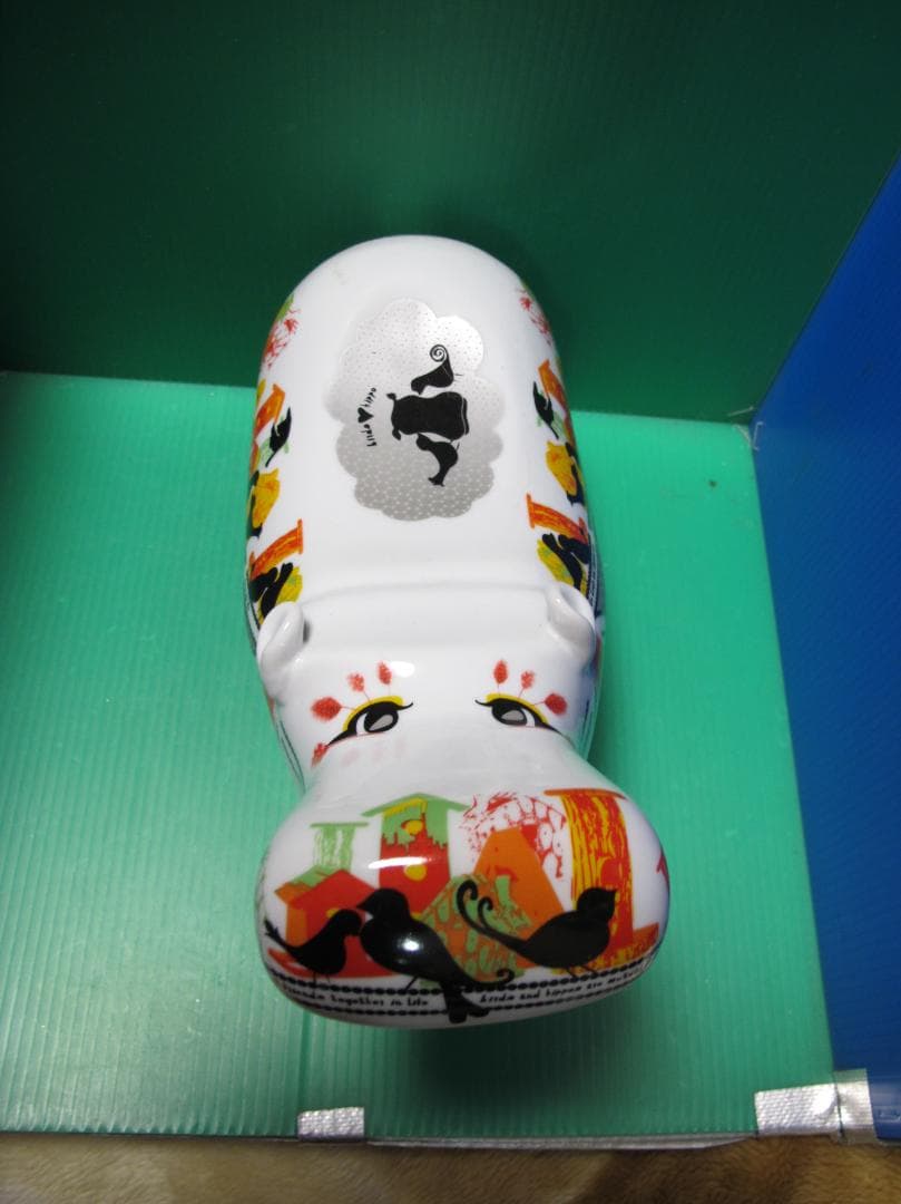 カラフルな陶器製カバの置物