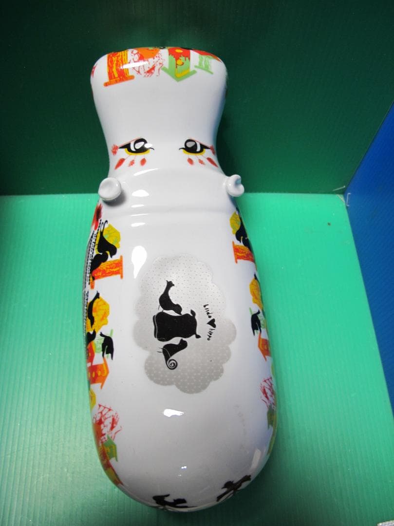 カラフルな陶器製カバの置物