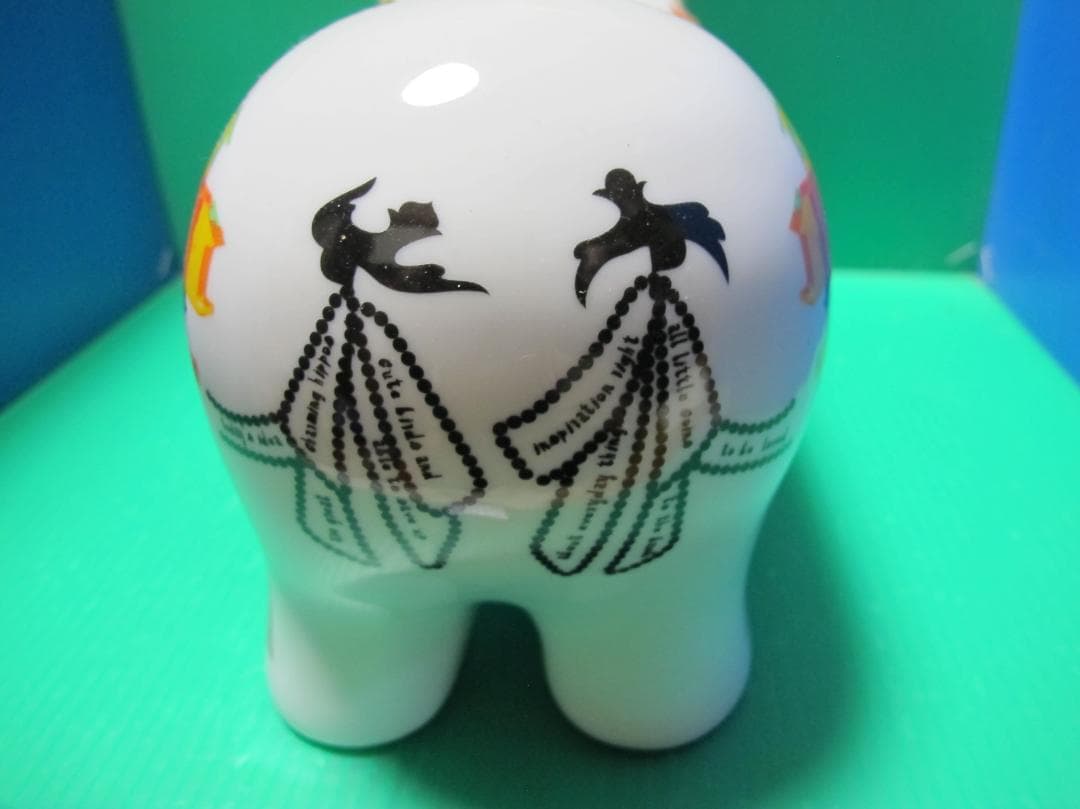 カラフルな陶器製カバの置物