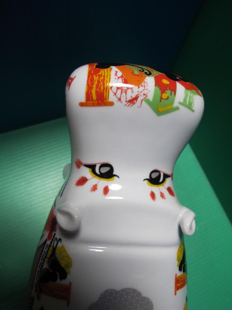 カラフルな陶器製カバの置物