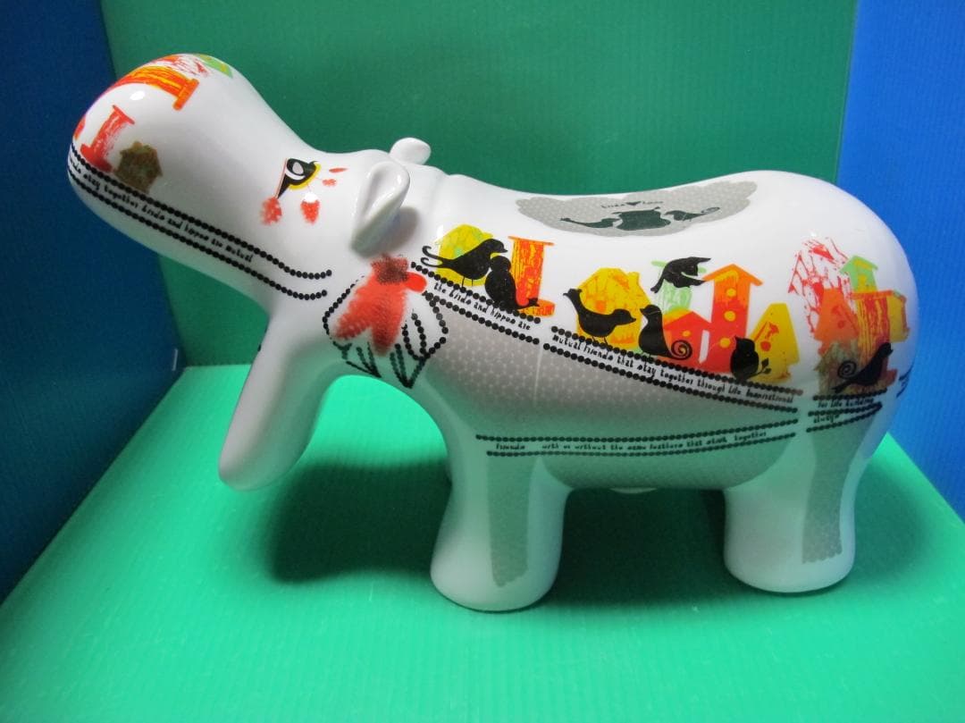 カラフルな陶器製カバの置物