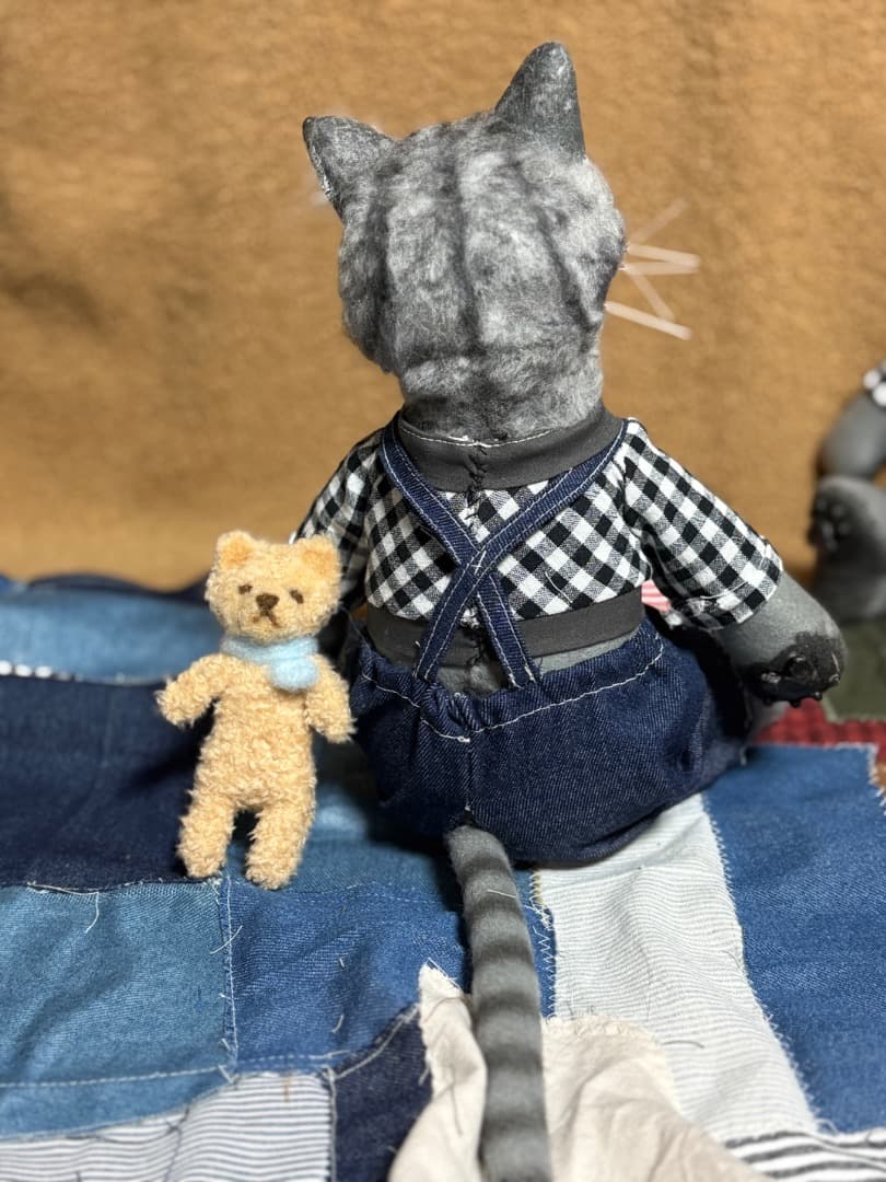 チェック柄の猫のアートドール　【ハンドメイド】猫　ぬいぐるみ　羊毛フェルト
