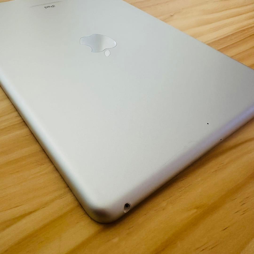 液晶無傷♪ iPad 6th 第六世代 32GB WIFI 新品キーボード付き♪