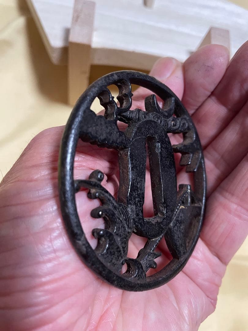 時代武具　鉄地　三日月透かし鍔