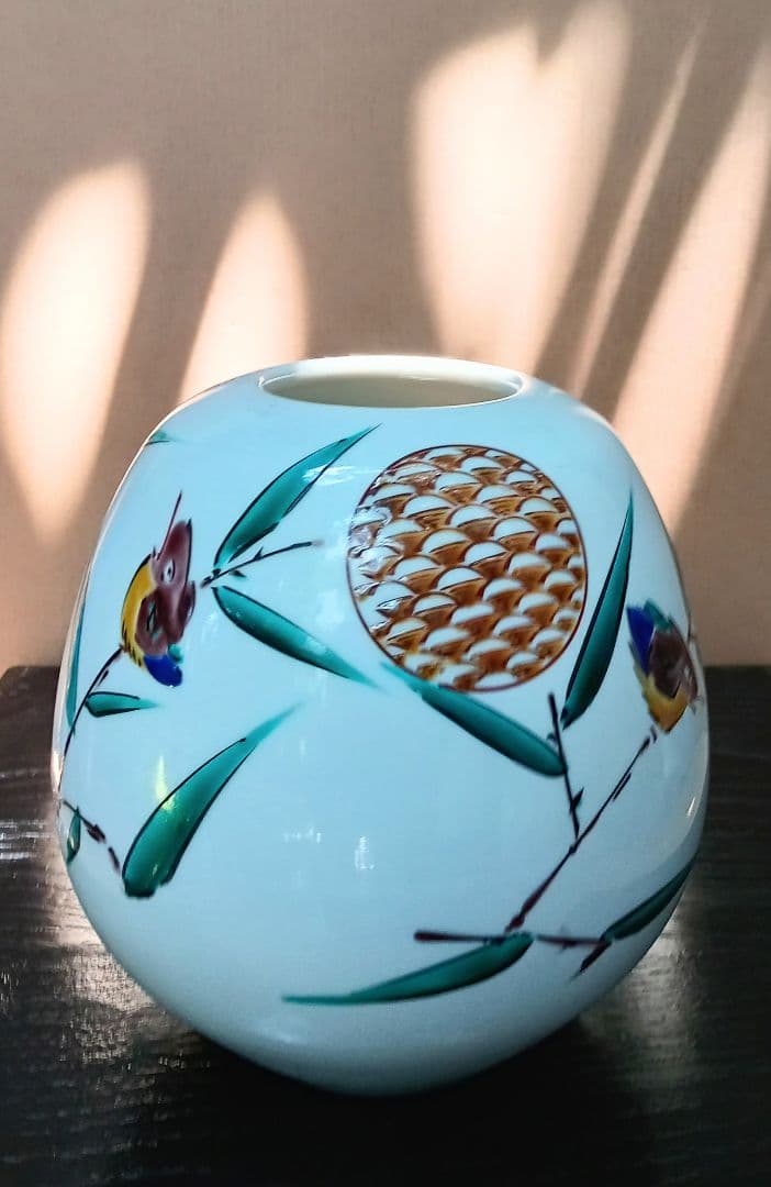 ☆九谷焼？の壷型花器＊笹竹に戯れる小鳥の絵柄 ＊涼やかなデザインの白磁の陶磁器
