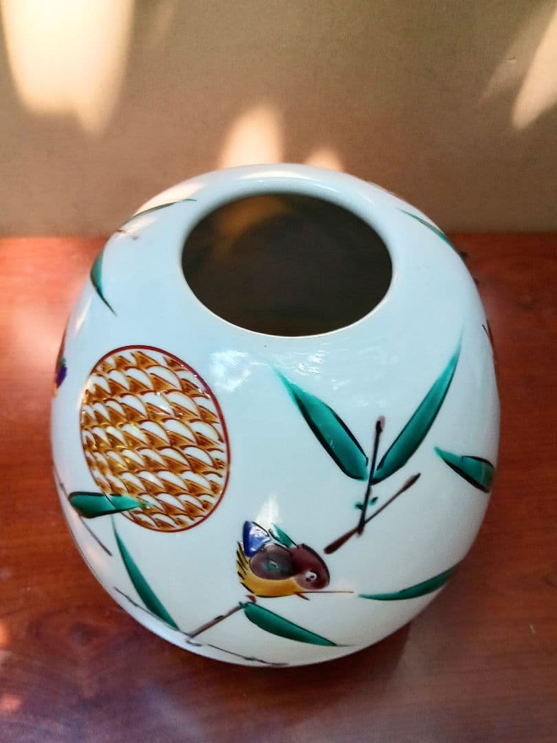 ☆九谷焼？の壷型花器＊笹竹に戯れる小鳥の絵柄 ＊涼やかなデザインの白磁の陶磁器