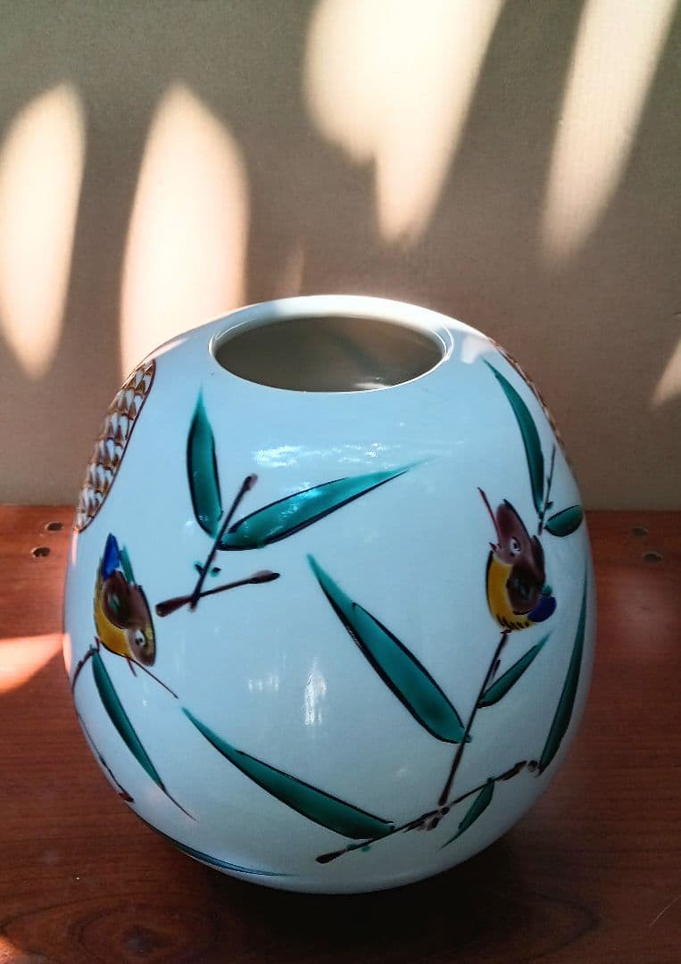 ☆九谷焼？の壷型花器＊笹竹に戯れる小鳥の絵柄 ＊涼やかなデザインの白磁の陶磁器