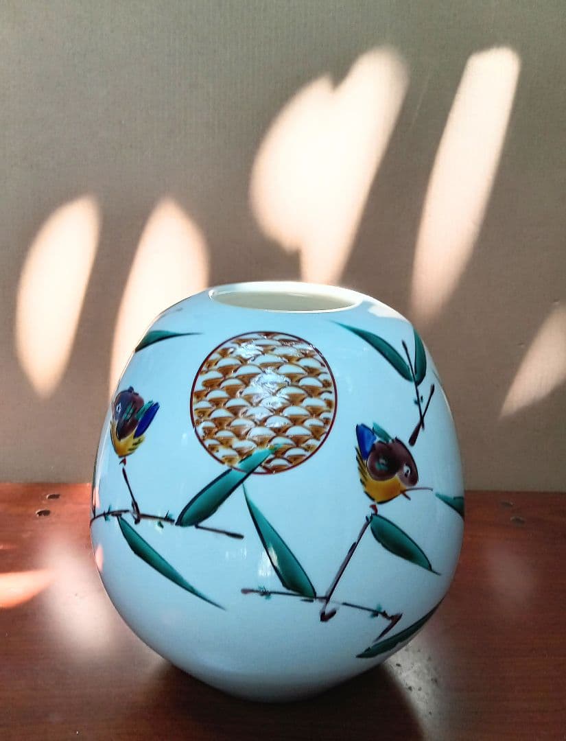 ☆九谷焼？の壷型花器＊笹竹に戯れる小鳥の絵柄 ＊涼やかなデザインの白磁の陶磁器
