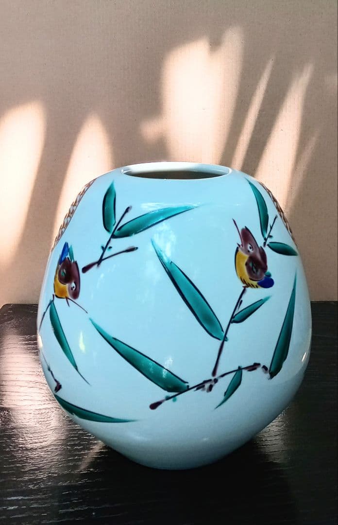 ☆九谷焼？の壷型花器＊笹竹に戯れる小鳥の絵柄 ＊涼やかなデザインの白磁の陶磁器