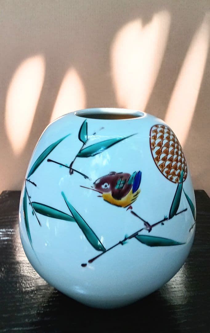 ☆九谷焼？の壷型花器＊笹竹に戯れる小鳥の絵柄 ＊涼やかなデザインの白磁の陶磁器