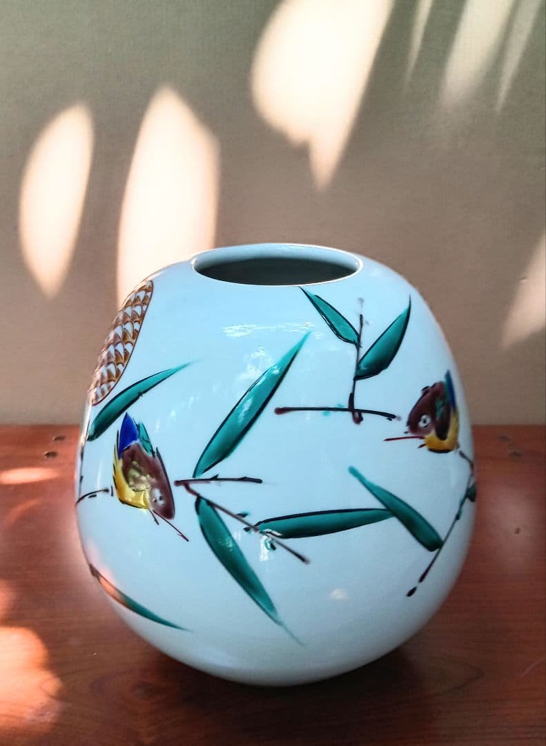 ☆九谷焼？の壷型花器＊笹竹に戯れる小鳥の絵柄 ＊涼やかなデザインの白磁の陶磁器