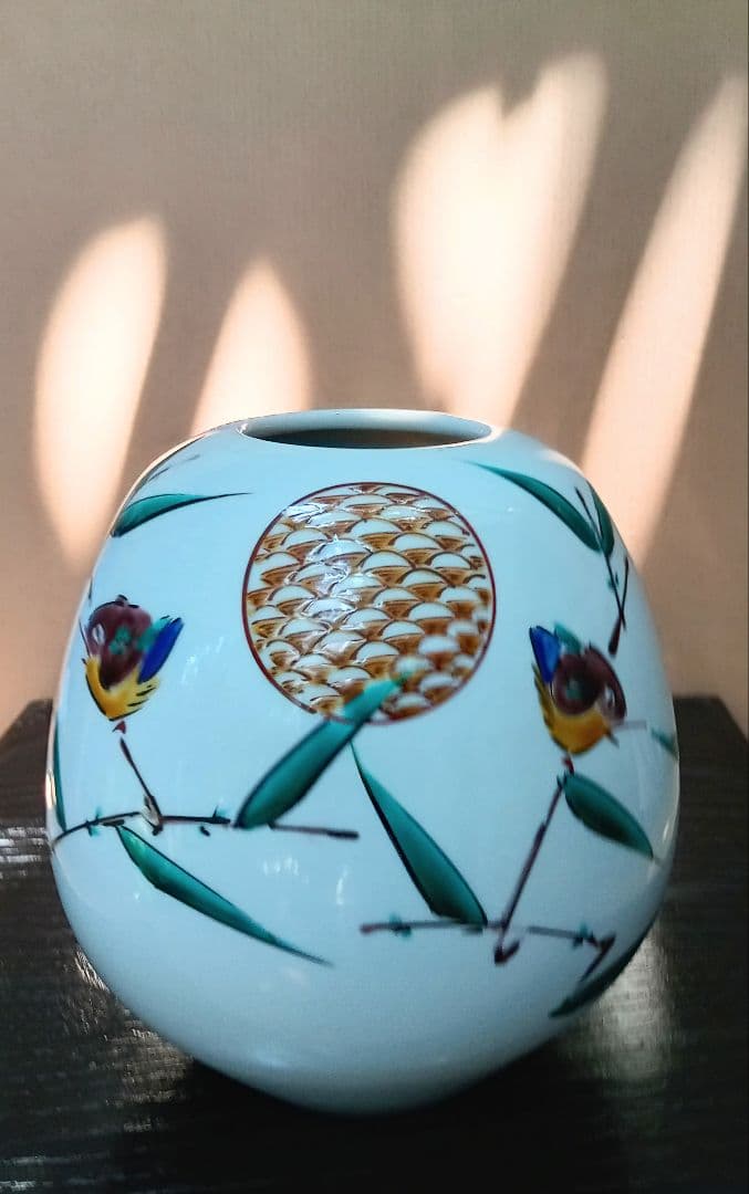 ☆九谷焼？の壷型花器＊笹竹に戯れる小鳥の絵柄 ＊涼やかなデザインの白磁の陶磁器