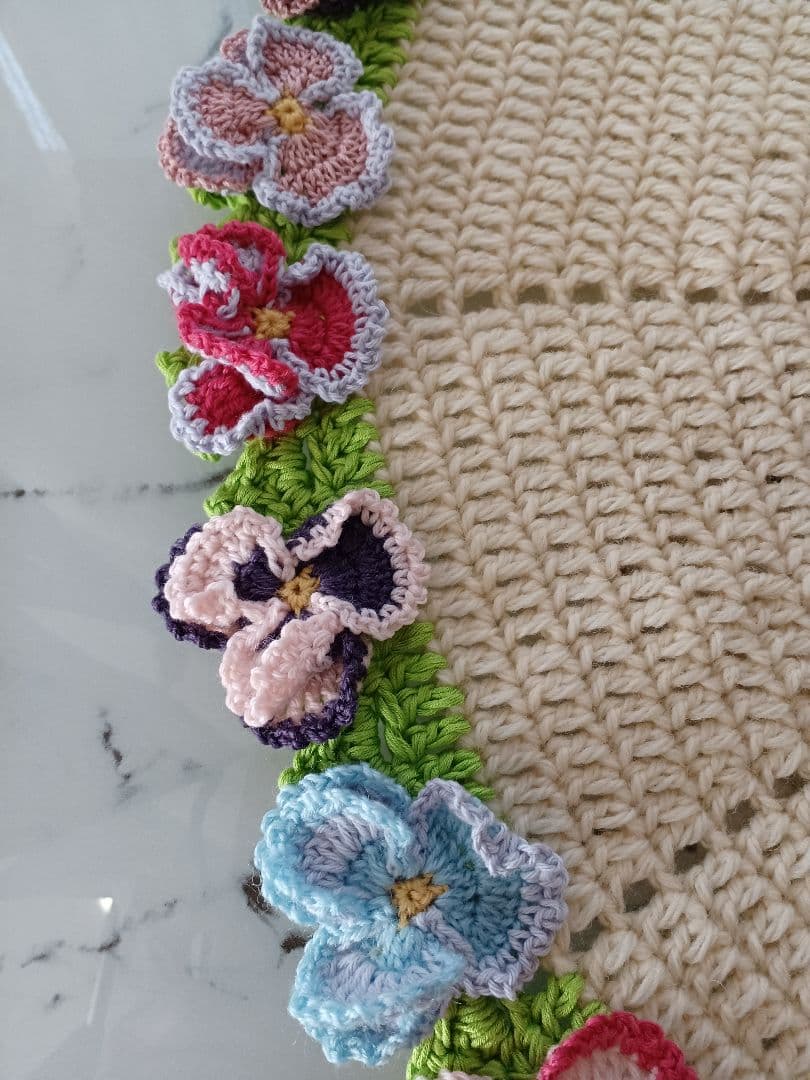 カラフルなパンジーの花束ブランケット