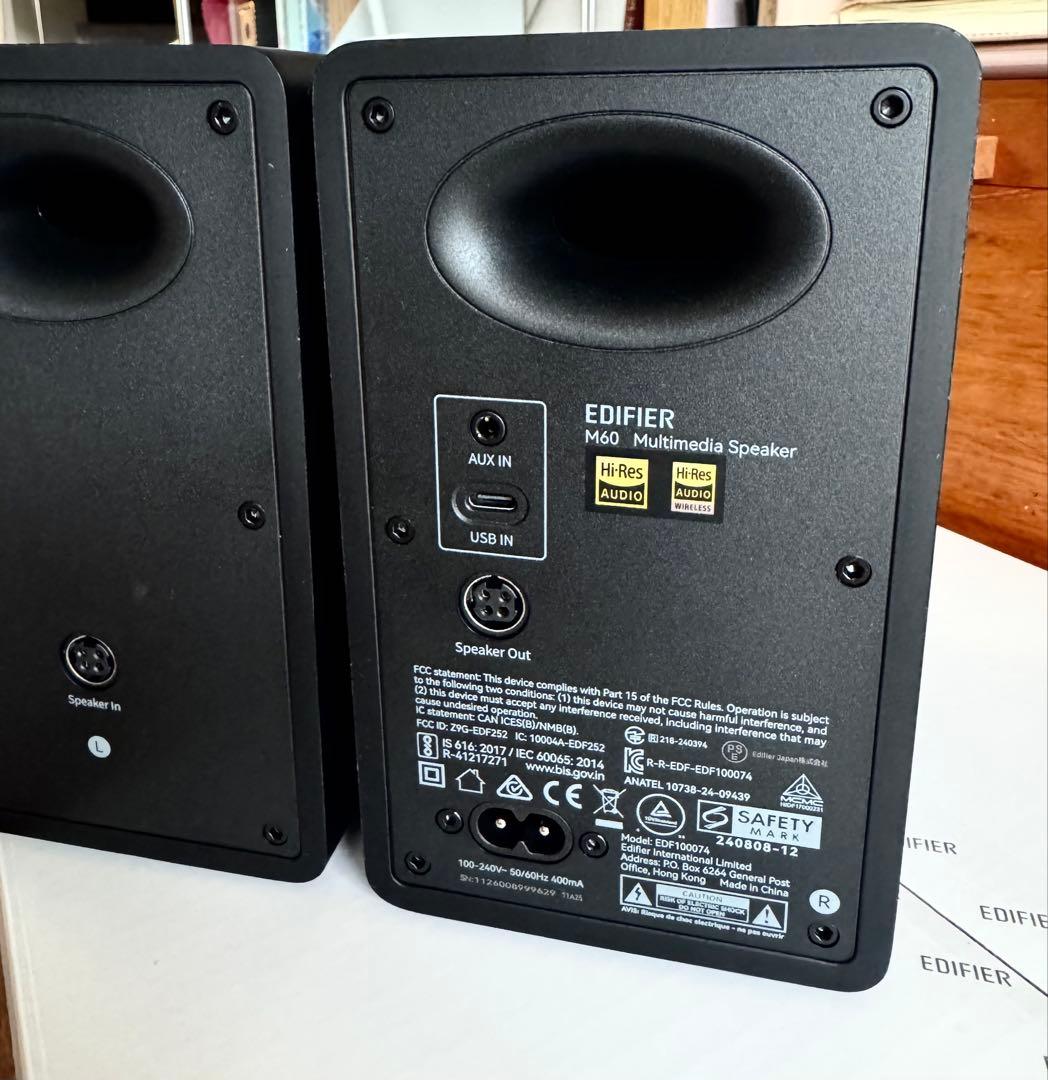 ほぼ未使用 美品　Edifier M60