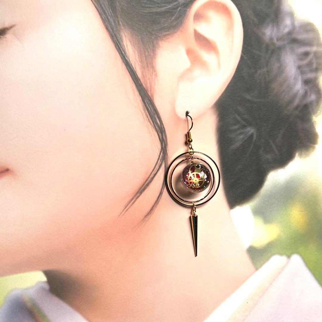 紅歯車天球儀と色変化三日月の天体ピアス　イヤリング