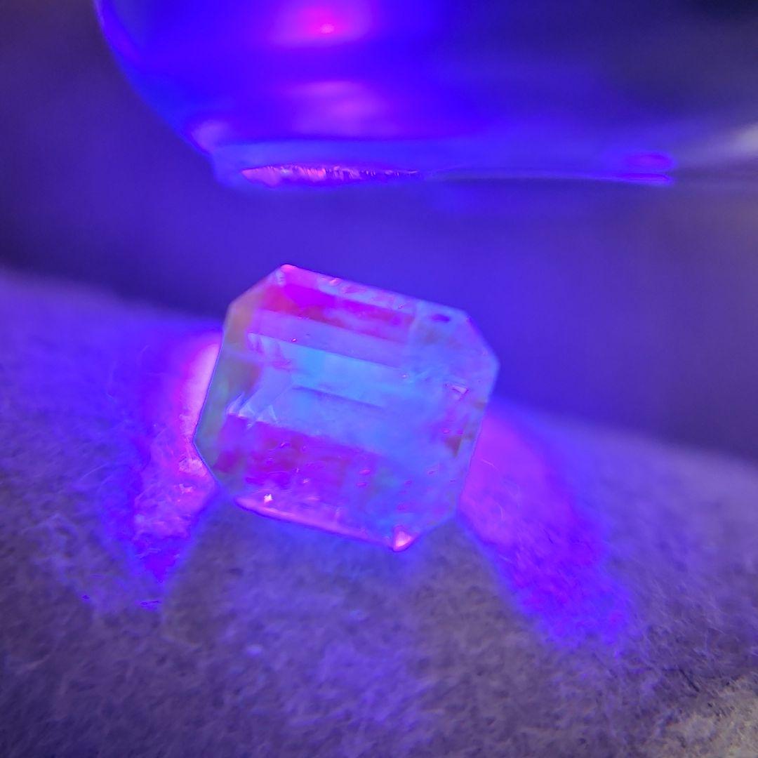 高品質！レア 天然蛍光エメラルドルース 0.888ct