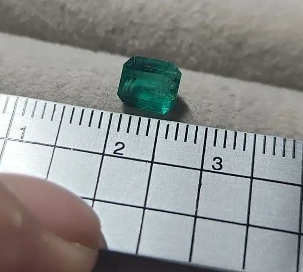 高品質！レア 天然蛍光エメラルドルース 0.888ct
