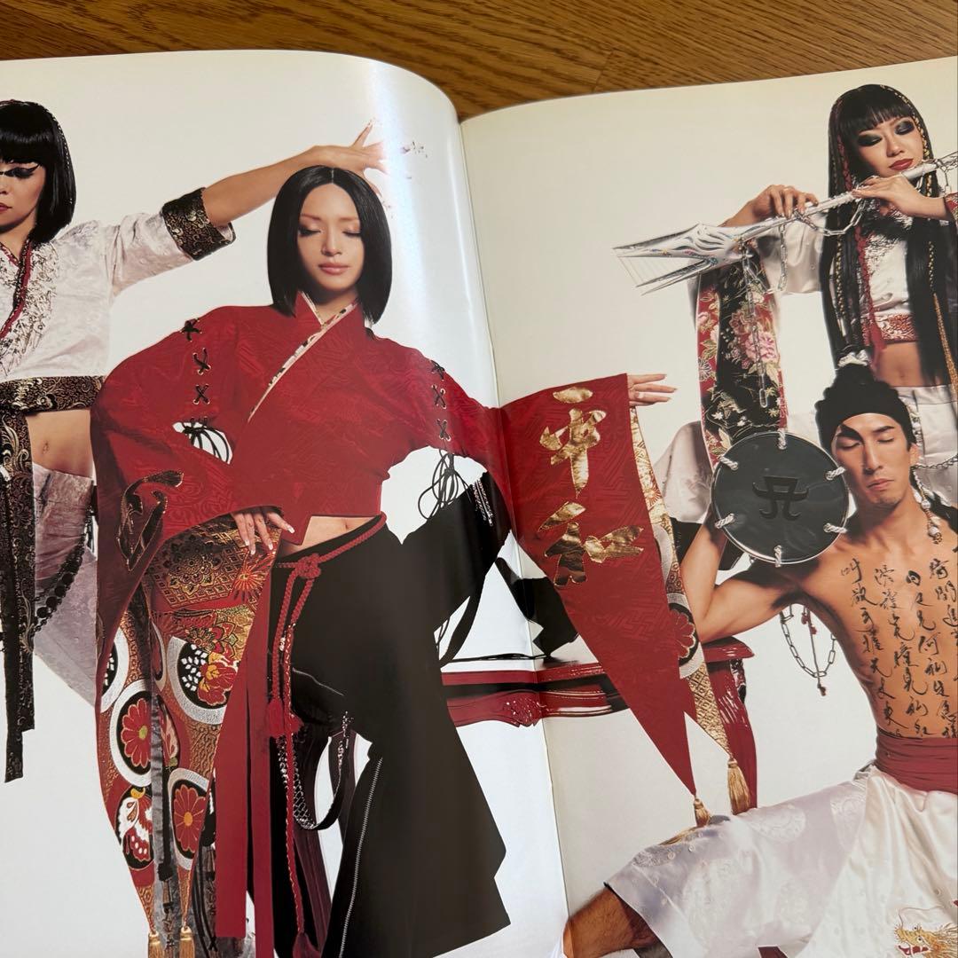 浜崎あゆみ ツアーパンフ18冊セット+非売品ツアーロゴ缶バッジ(15個入り)