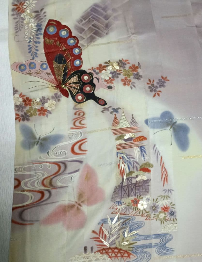 着物のリサイクル　絹暖簾　豪華で大胆な模様　染め　刺繍　金糸　銀糸　蝶　藤　流水