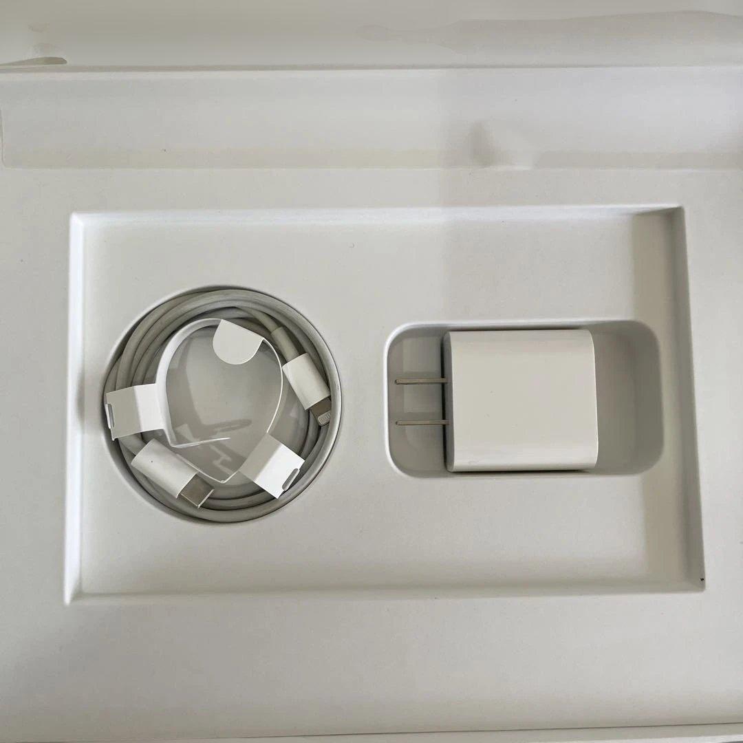 Apple iPad Air 第５世代シルバー スターライト　本体　フィルム付き