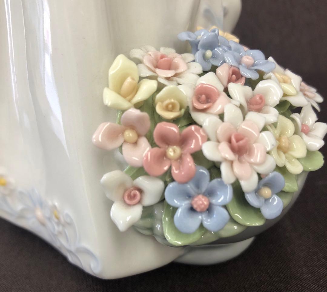 COSMOS 陶器製置物　少女と花籠　風のいたずら　エレガント　フィギュリン