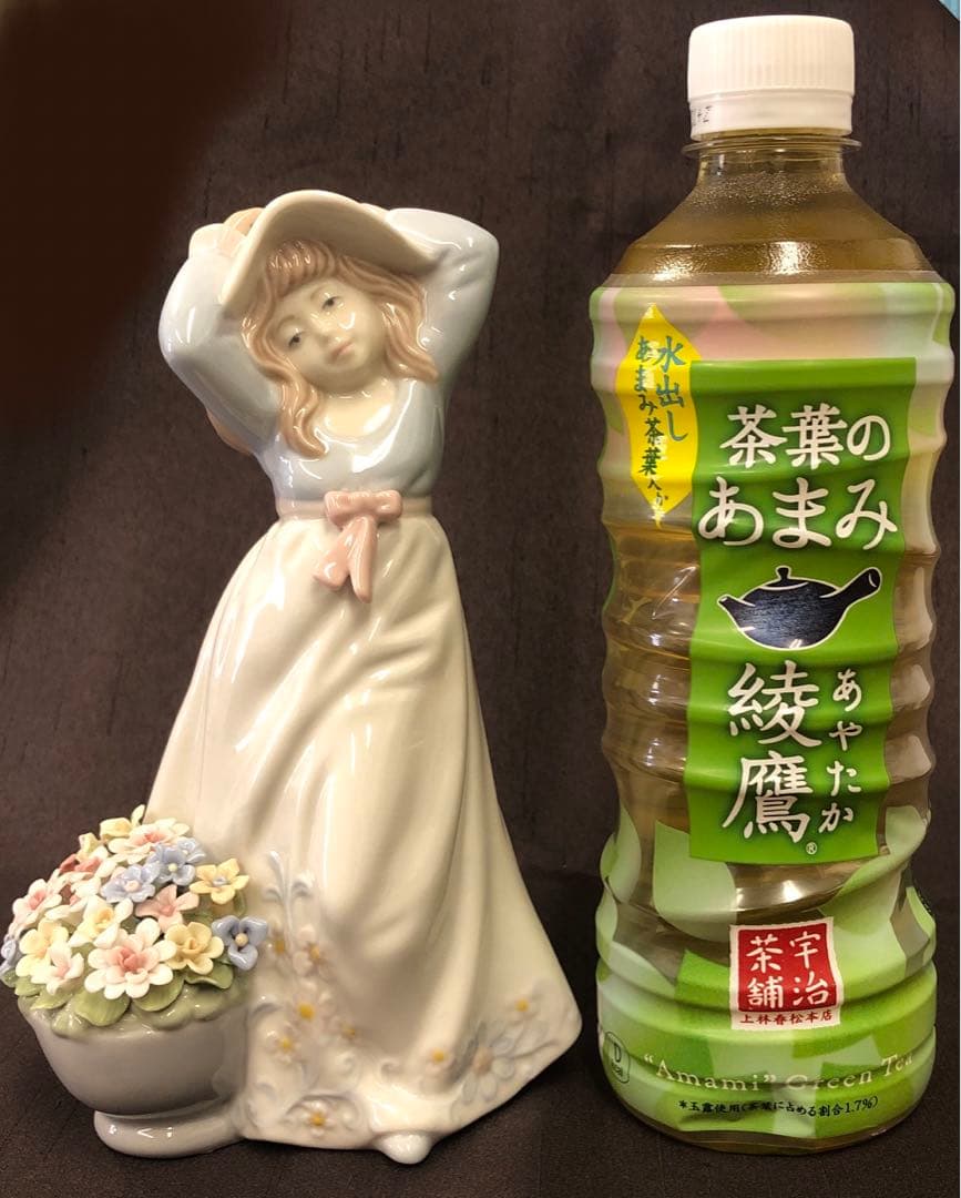 COSMOS 陶器製置物　少女と花籠　風のいたずら　エレガント　フィギュリン