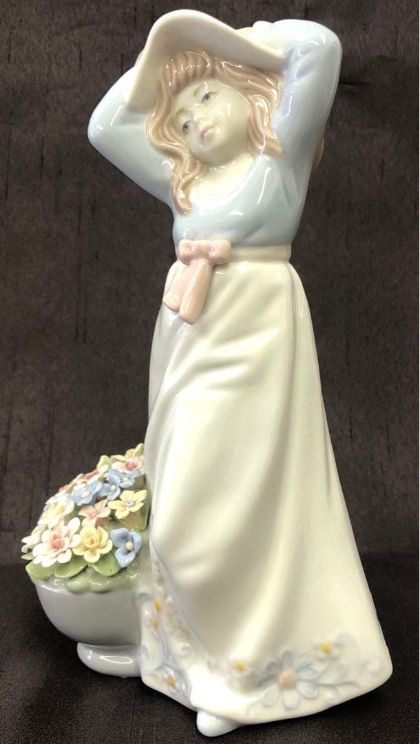 COSMOS 陶器製置物　少女と花籠　風のいたずら　エレガント　フィギュリン