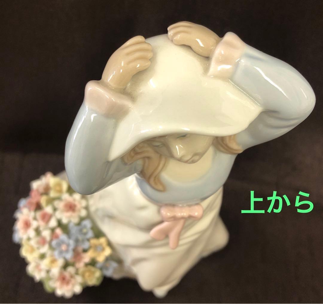 COSMOS 陶器製置物　少女と花籠　風のいたずら　エレガント　フィギュリン