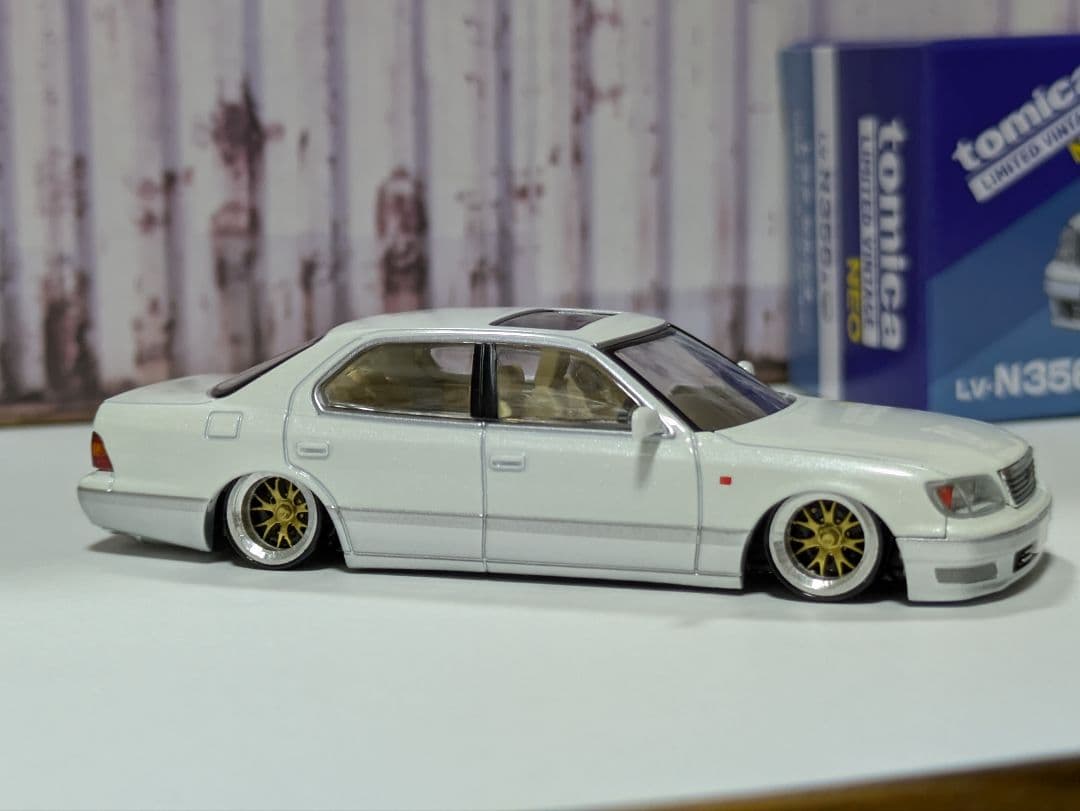 ★トミカリミテッド　トヨタ　セルシオ改深リム、ローダウン