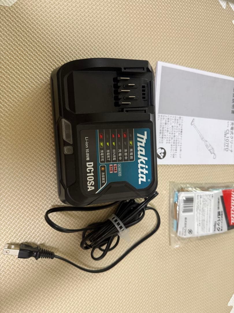 Makita 紙パック式 掃除機 CL107FD ホワイト中古品