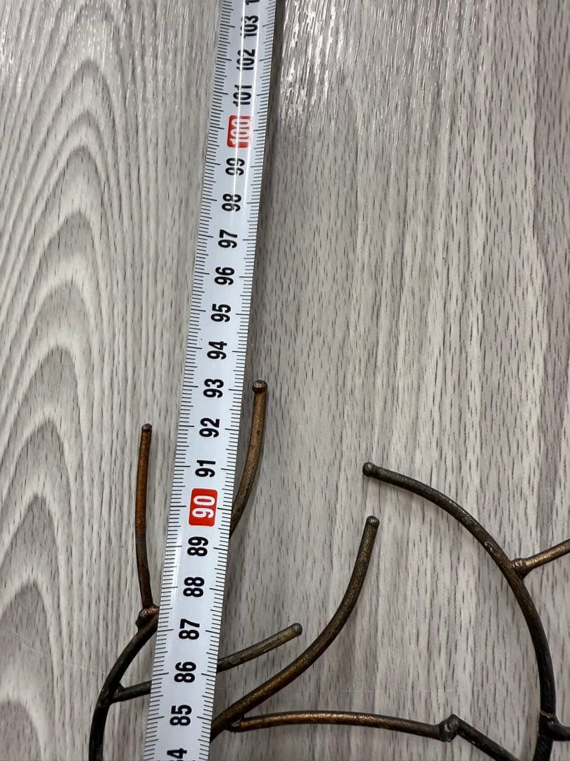 オブジェ　アート　抽象的な人物と枝のアイアンオブジェ