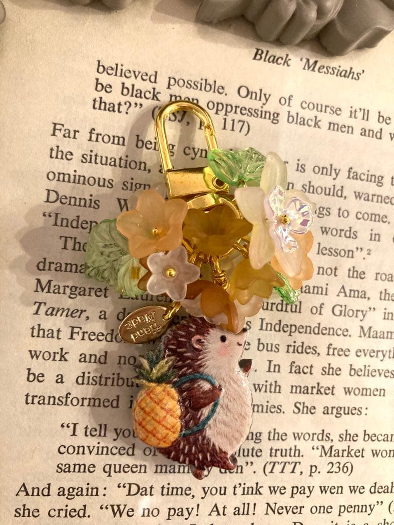 ✿春のお花畑のハリネズミ✿アクセサリーファスナーミニチャームキーホルダー✿