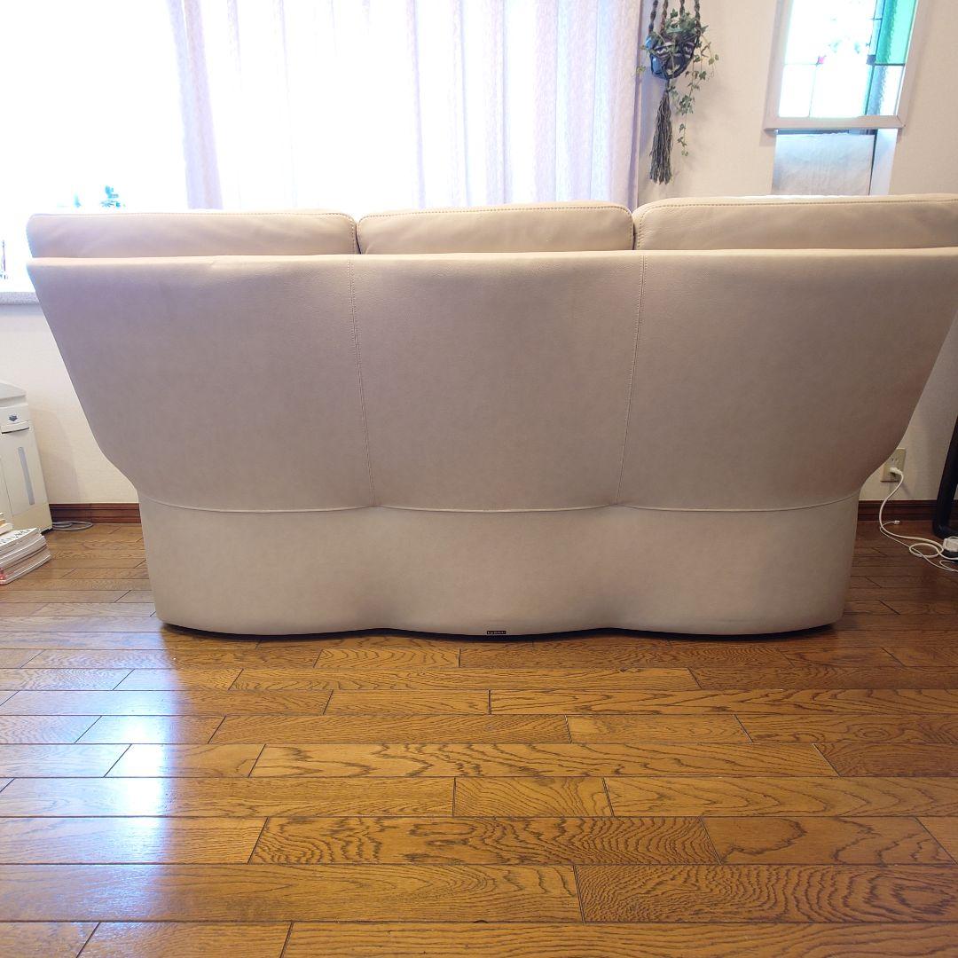 カリモク　本革　レザー　クリーム色レザー3人掛けソファ