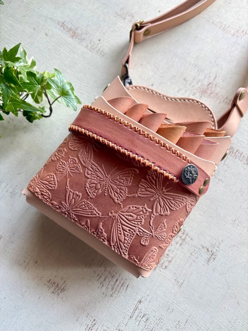 ヌメ革ナチュラル、蝶型押しピンクベージュの大容量シザーケース