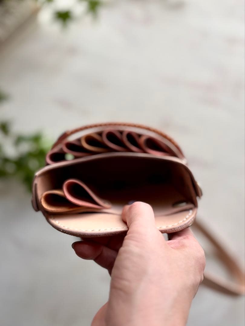 ヌメ革ナチュラル、蝶型押しピンクベージュの大容量シザーケース