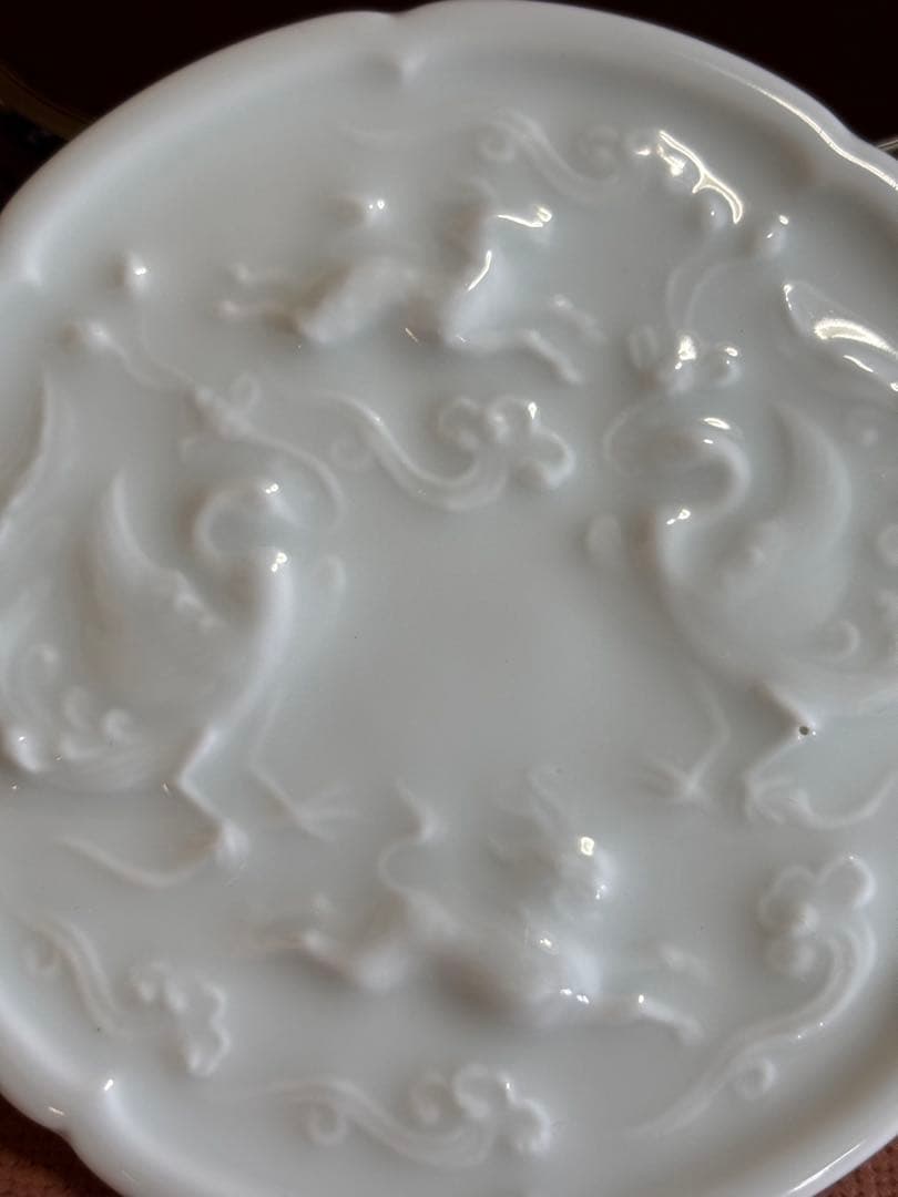 江戸期柿右衛門白磁陽刻麒麟鳳凰文合子