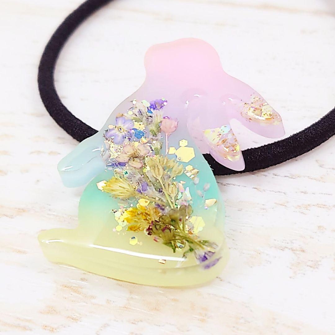 虹色うさぎのヘアゴム✿ハンドメイド 押し花 レジン レインボー カラフル ラメ