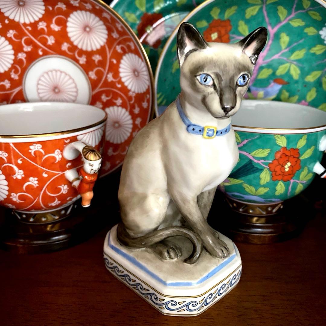 優雅なグレーヘアーとブルーの目が美しいシャム猫のフィギュリン