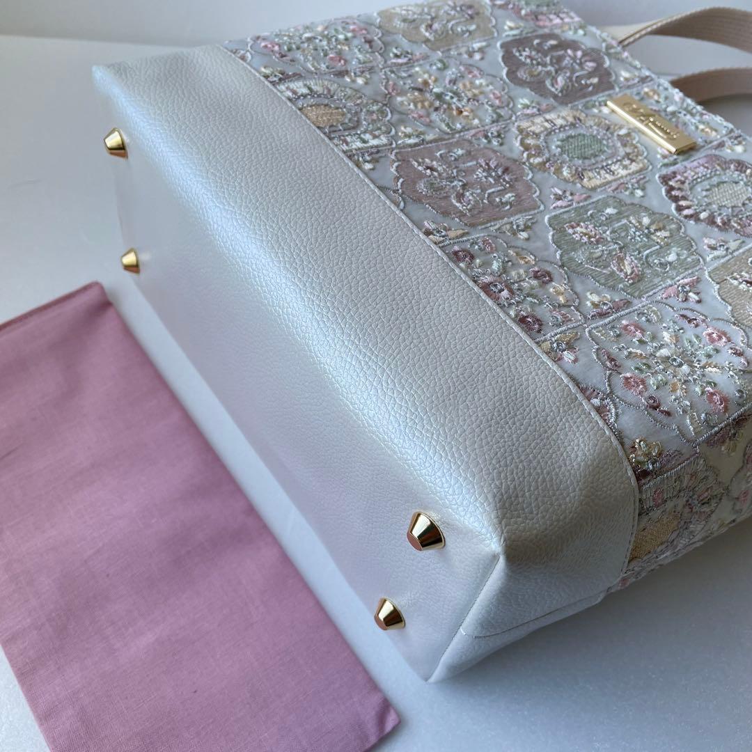 らんママ　インド刺繍ホワイト系と合皮　Mサイズトートバッグ　ハンドメイド