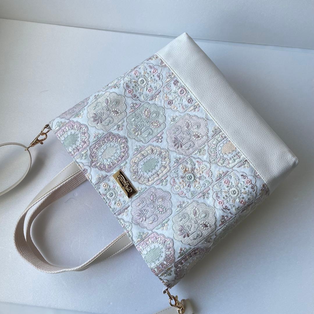 らんママ　インド刺繍ホワイト系と合皮　Mサイズトートバッグ　ハンドメイド