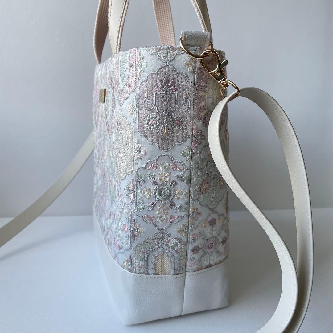 らんママ　インド刺繍ホワイト系と合皮　Mサイズトートバッグ　ハンドメイド