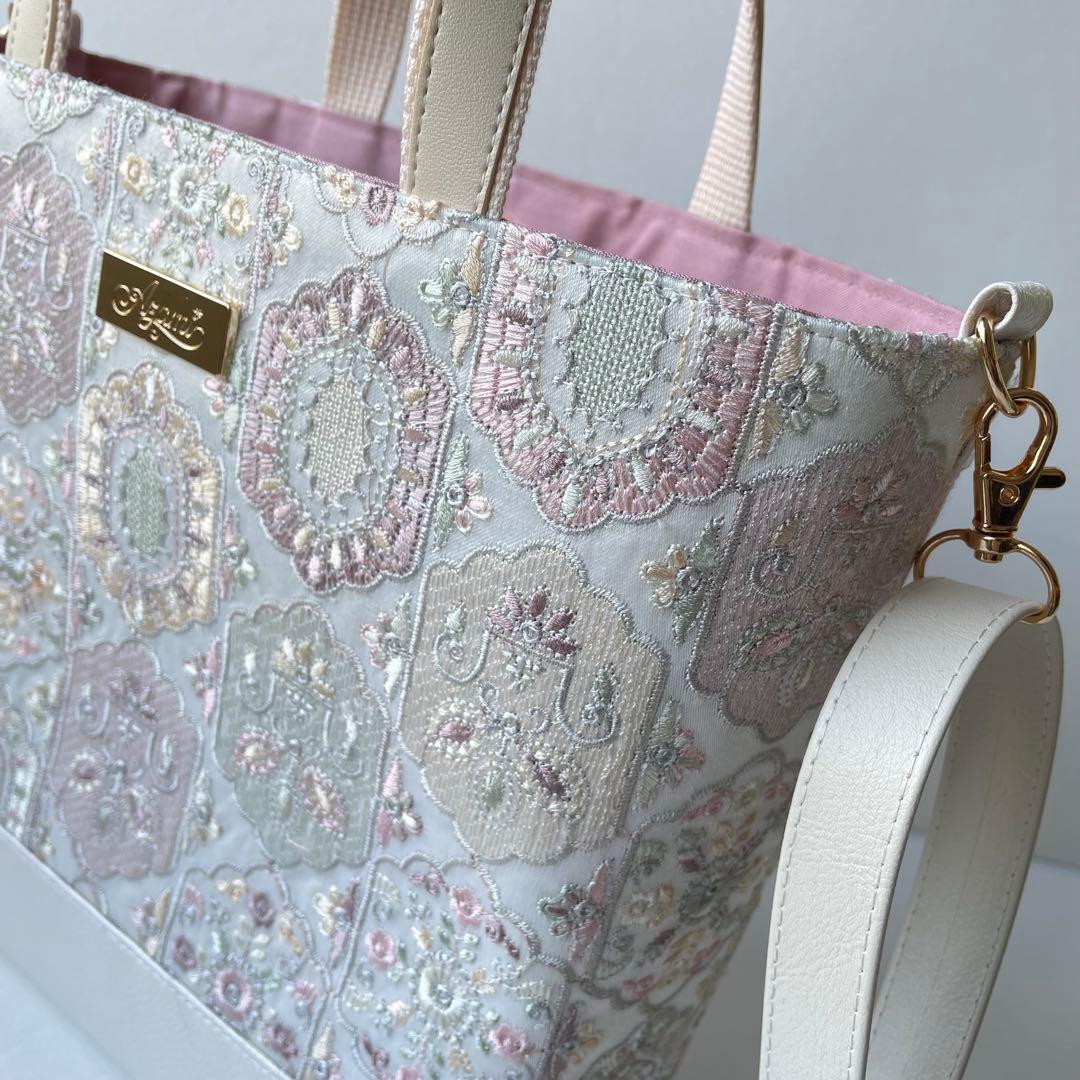 らんママ　インド刺繍ホワイト系と合皮　Mサイズトートバッグ　ハンドメイド