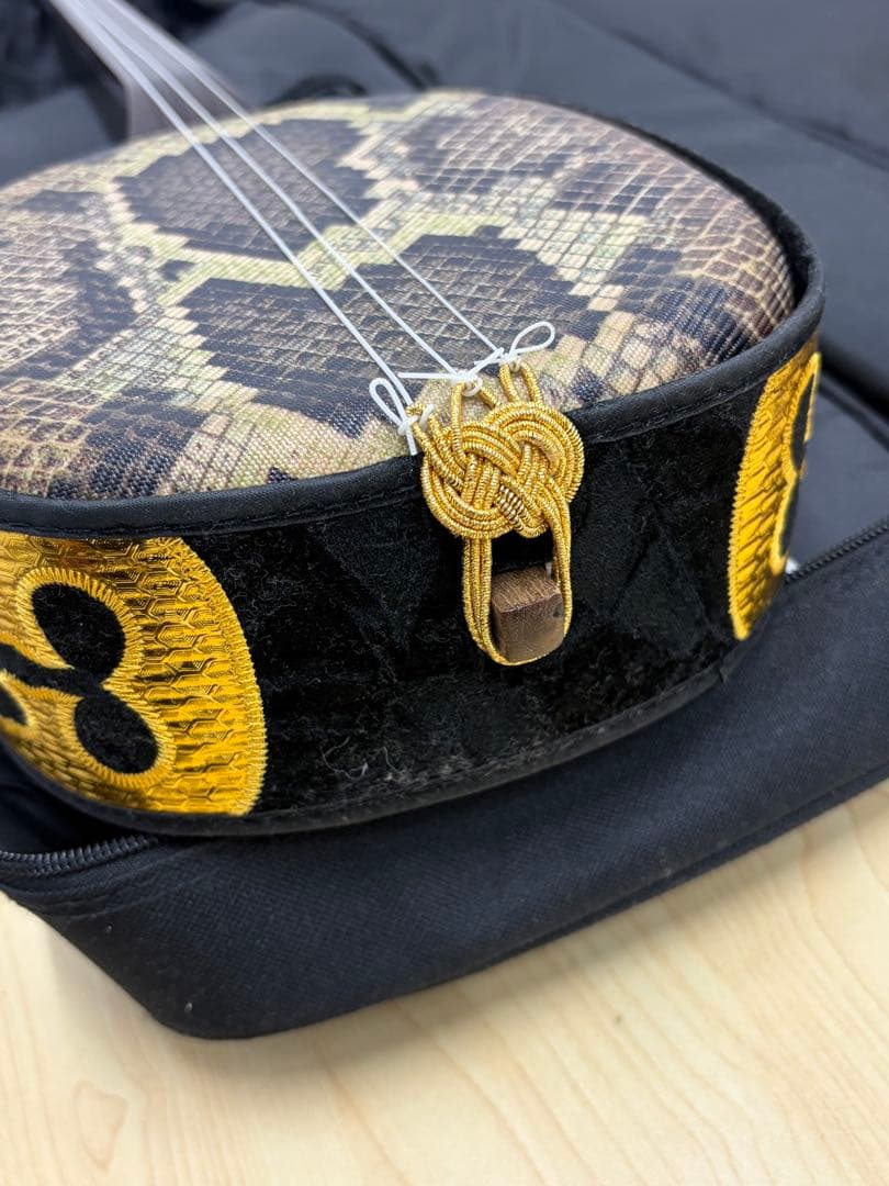 美品 沖縄三線 蛇皮 人工皮 弦楽器 和楽器 三味線 初心者 入門セット付き