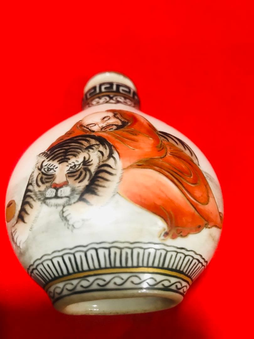 中国 景德鎮 陶磁鼻煙壺 手絵 「伏虎羅漢」