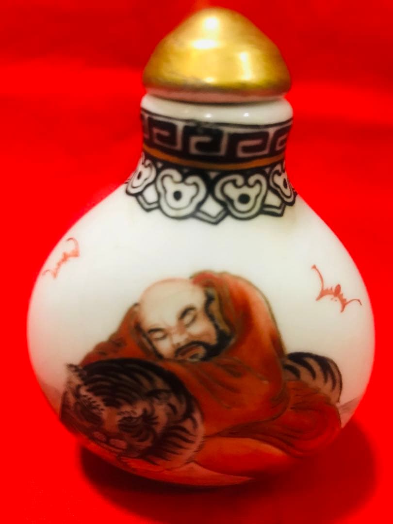 中国 景德鎮 陶磁鼻煙壺 手絵 「伏虎羅漢」